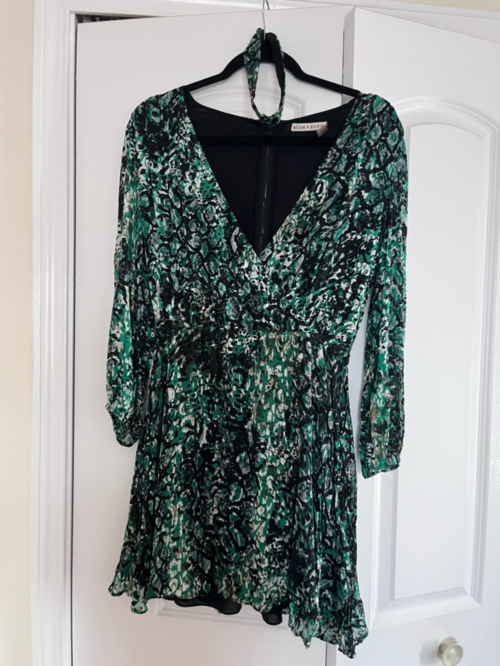 Alice + Olivia Green and Black V-Neck Long Sleeve Printed Dress